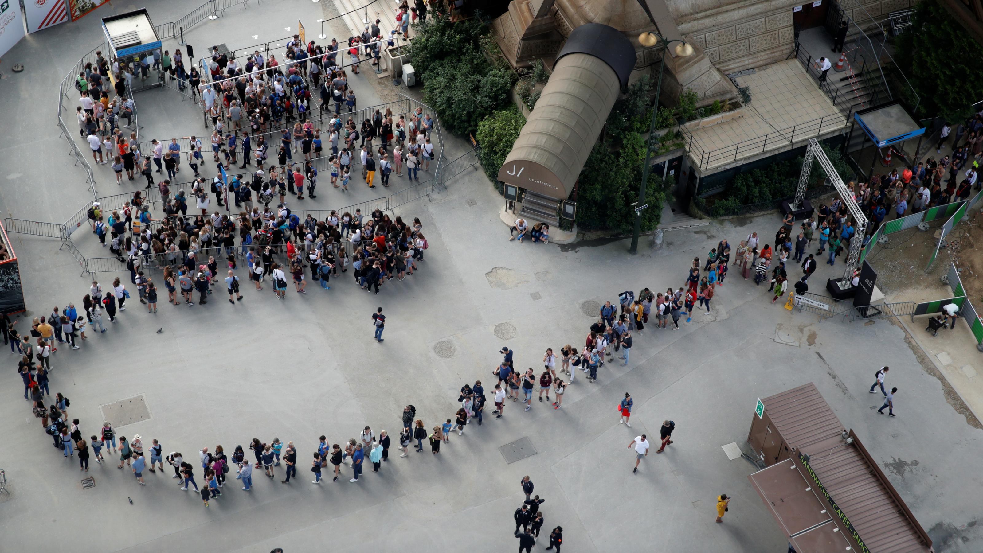 Eiffel-Tower-queue.jpg