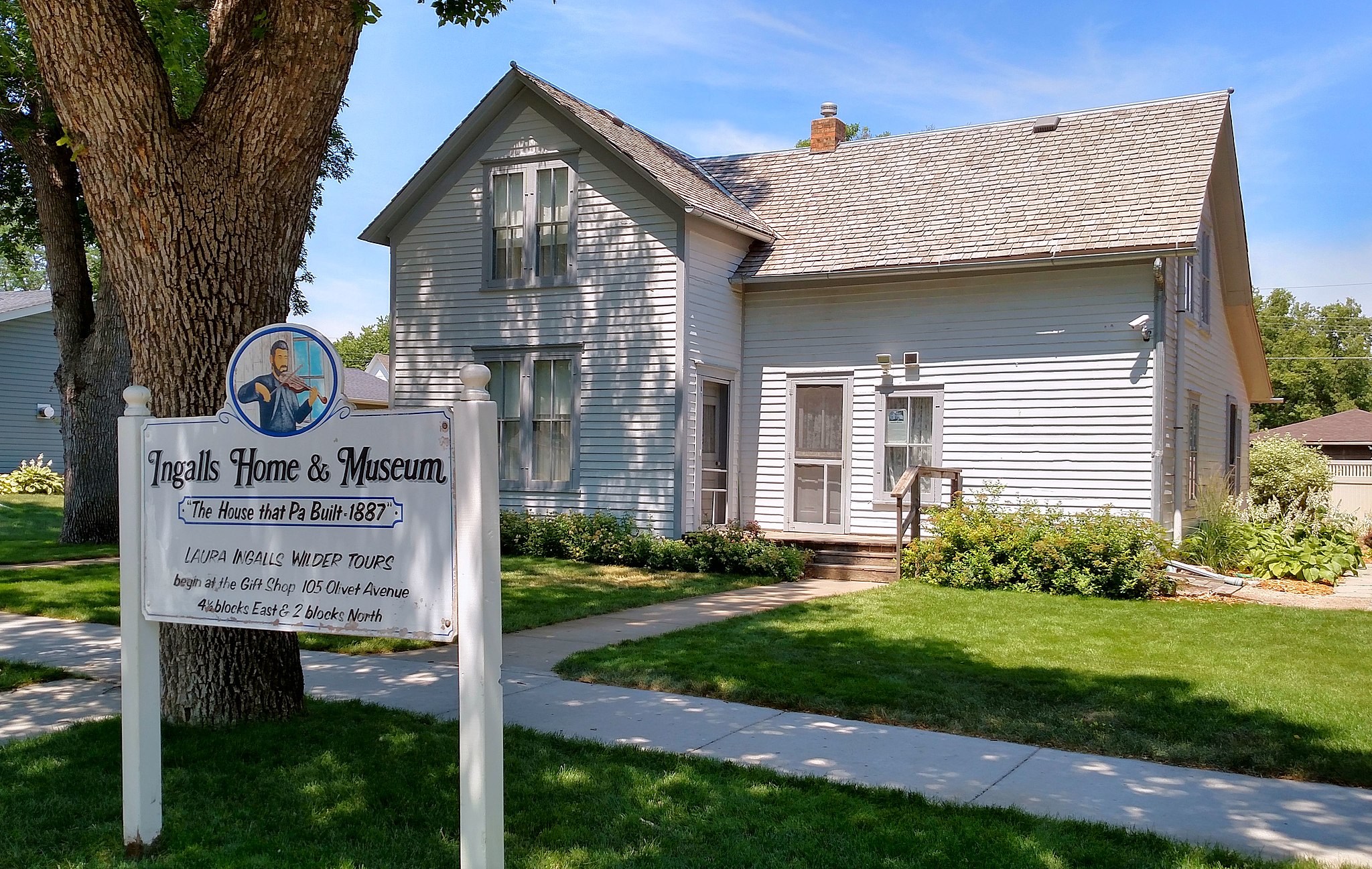 2048px-Laura_ingalls_wilder_house_that_pa_built_de_smet.jpg