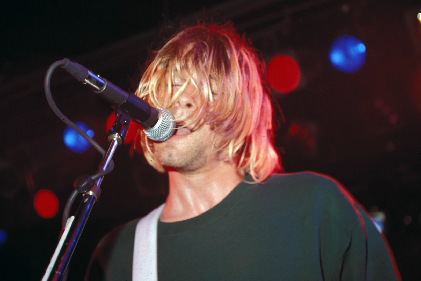 kurt cobain singing into a microphone