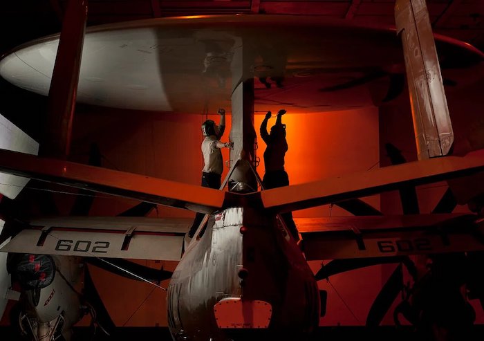 1545220409560-1280px-sailors_perform_maintenance_on_the_roto-dome_gear_box_on_an_e-2c_hawkeye.jpg