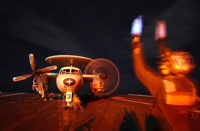 1545224314590-1280px-010102-n-9769p-160_plane_captain_directs_e-2.jpg